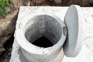 Evin yanındaki bahçeye 10 metreküp beton foseptik deposu, görülebilir su..