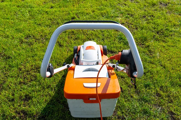 Маленькая Моторизованная Электрическая Косилка Стоящая Газоне Оранжевого Цвета — стоковое фото