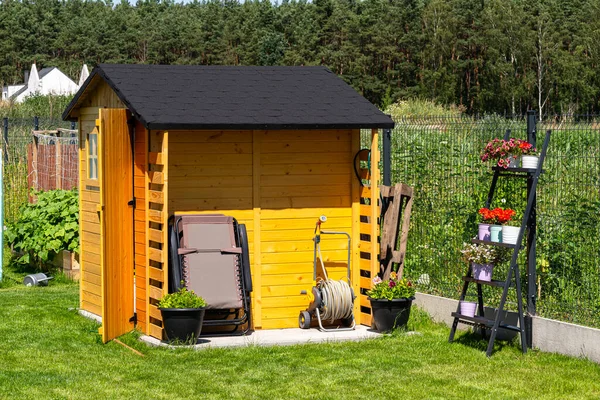 Wooden Garden Shed Standing Concrete Foundation Garden Flowers Tools Visible — Stock Photo, Image