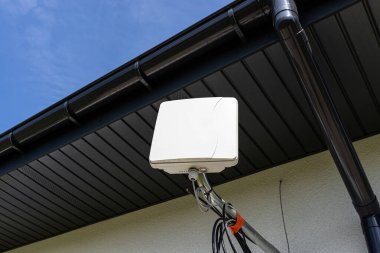 Evdeki mobil internet için anten yükseltici, evin dış cephesine monte edilmiş..