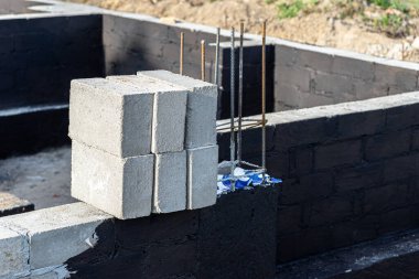 Siyah dağılım asfalt kauçuk kütle ile boyanmış beton bloklardan yapılmış tabanlar görünür beton sütunlar..
