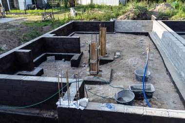 Siyah dağılım asfalt kauçuk kütle ile boyanmış beton bloklardan yapılmış tabanlar görünür beton sütunlar..