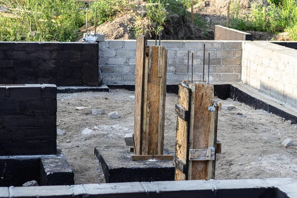 Siyah dağılım asfalt kauçuk kütle ile boyanmış beton bloklardan yapılmış tabanlar görünür beton sütunlar..