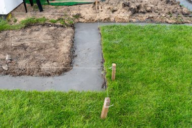 Temeller bahçedeki hendeğe döküldü, arka bahçeye bir teras inşa edildi..