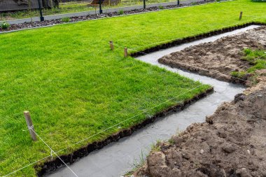 Temeller bahçedeki hendeğe döküldü, arka bahçeye bir teras inşa edildi.