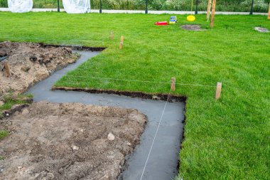 Temeller bahçedeki hendeğe döküldü, arka bahçeye bir teras inşa edildi..