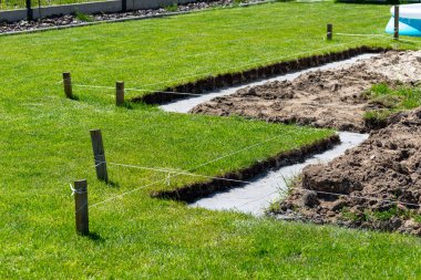 Temeller bahçedeki hendeğe döküldü, arka bahçeye bir teras inşa edildi..