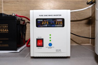 Acil durum güç kaynağı 12V 65Ah pil kesintisiz saf sinüzoidal alternatif voltaj sağlıyor 230 volt.