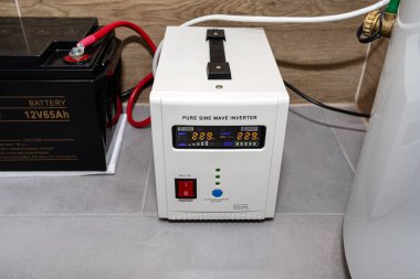 Acil durum güç kaynağı 12V 65Ah pil kesintisiz saf sinüzoidal alternatif voltaj sağlıyor 230 volt.