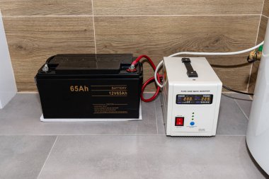 Acil durum güç kaynağı 12V 65Ah pil kesintisiz saf sinüzoidal alternatif voltaj sağlıyor 230 volt.