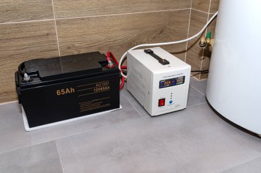 Acil durum güç kaynağı 12V 65Ah pil kesintisiz saf sinüzoidal alternatif voltaj sağlıyor 230 volt.