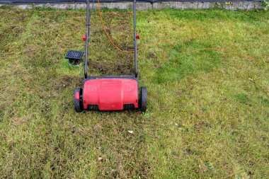 Kış sezonundan önce elektrikli bir korkuluk kullanarak çimleri korkutuyorsun..