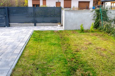 Kış sezonundan önce elektrikli bir korkuluk kullanarak çimleri korkutuyorsun..