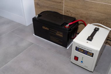 Acil durum güç kaynağı 12V 65Ah pil kesintisiz saf sinüzoidal alternatif voltaj sağlıyor 230 volt.