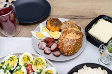 Paskalya kahvaltısı için Polonya 'dan geleneksel yemekler, görünür ekmek ve tereyağı.