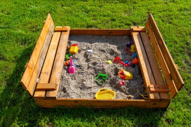 Ahşap kapalı bir kutudan yapılmış kare şeklinde bir oyun alanı, kutu açık.