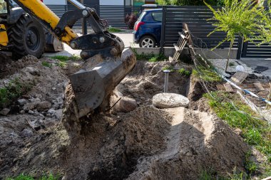 Evin yanındaki bahçeye 10 m3 beton foseptiği gömmek için bir kazıcı kullanmış..
