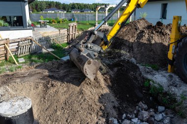 Evin yanındaki bahçeye 10 m3 beton foseptiği gömmek için bir kazıcı kullanmış..