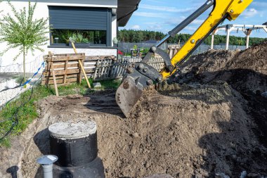 Evin yanındaki bahçeye 10 m3 beton foseptiği gömmek için bir kazıcı kullanmış..
