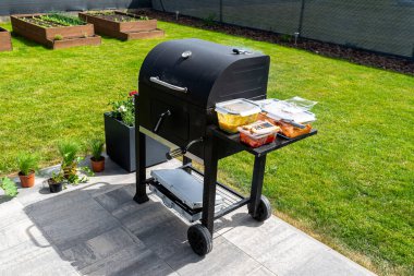 Modern bir dikdörtgen ızgara bahçe terasında asfalt üzerinde duruyor..