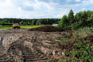 Bataklık bataklıklarından turba çıkarmak, turbalardan yapılmış görünen dağlar..