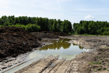 Bataklık bataklıklarından turba çıkarmak, turbalardan yapılmış görünen dağlar..