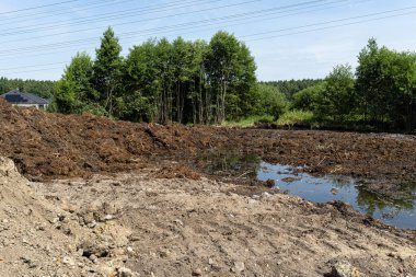 Bataklıklardan kazılan turba, yeraltı suyuyla görünen delik..