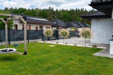 Antrasit renginde modern bir panel çit. Küp şeklinde görünen oyun alanı.