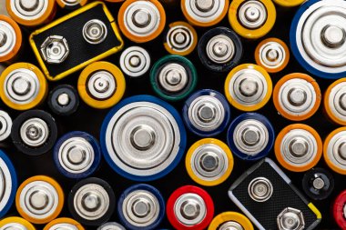 Çeşitli alkali ve lityum iyon bataryalarından oluşan arka plan, pozitif kutup.