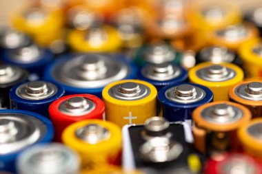 Çeşitli alkali ve lityum iyon bataryalarından oluşan arka plan, pozitif kutup.