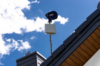 Ev yapımı mobil internet için anten yükselticisi ve bacaya monte edilmiş bir TV alıcısı.