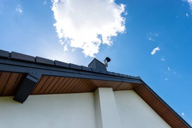 Ev yapımı mobil internet için anten yükselticisi ve bacaya monte edilmiş bir TV alıcısı.