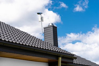 Ev yapımı mobil internet için anten yükselticisi ve bacaya monte edilmiş bir TV alıcısı.