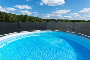 Genişleme havuzu 3,96 metre çapında, çimlerin üzerinde yer alıyor..