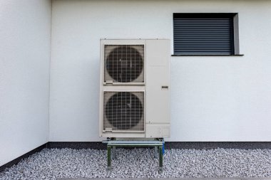 Evin önüne iki etkili ısı pompası yerleştirildi..