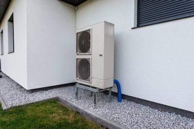 Evin önüne iki etkili ısı pompası yerleştirildi..