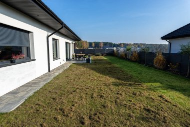 Kış sezonundan önce elektrikli bir korkuluk kullanarak çimleri korkutuyorsun..