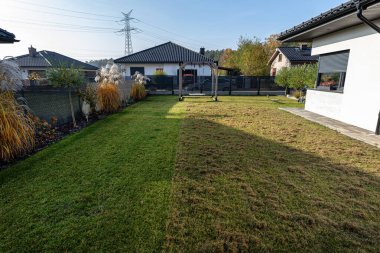 Kış sezonundan önce elektrikli bir korkuluk kullanarak çimleri korkutuyorsun..