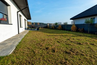 Kış sezonundan önce elektrikli bir korkuluk kullanarak çimleri korkutuyorsun..