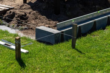 Evin arkasındaki terasın beton blok temellerini sicim kullanarak işaretliyorum..