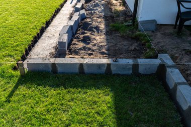 Evin arkasındaki terasın beton blok temellerini sicim kullanarak işaretliyorum..