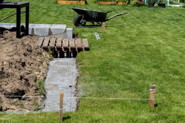 Evin arkasındaki terasın beton blok temellerini sicim kullanarak işaretliyorum..
