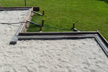 Beton tuğlaların üzerinde duran parmaklıkların güçlendirilmesi, beton dökülmesine hazırlık.