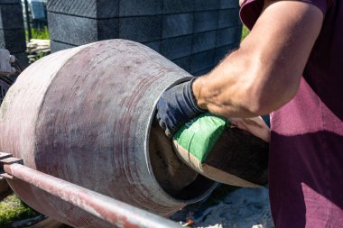 Taşınabilir beton karıştırıcıda beton için farklı malzemeler karıştırılıyor.