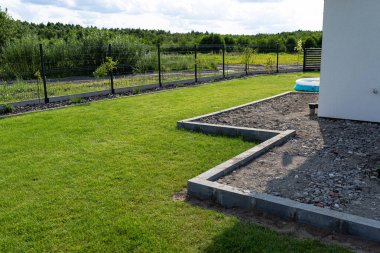 Benzin destekli sıkıştırıcı kullanarak inşaat halindeki bir terasta moloz sıkıştırmak.