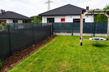 Çit boyunca çam ağacının kabuğunda yetişen süslü bitkiler..