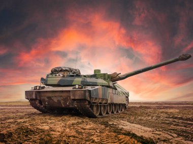 Geniş açık alanda ana savaş tankı. Dramatik gökyüzü arkaplanı