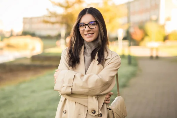 Mujer Joven Independiente Años Usando Gafas Con Las Manos Cruzadas — Foto de Stock