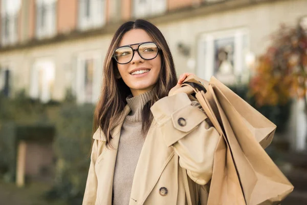 Mujer Glamurosa Gafas Moda Con Bolsas Compras Hermosa Sonrisa Calle — Foto de Stock