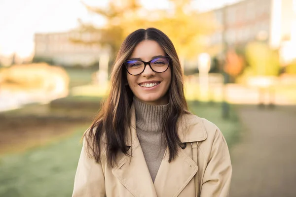 Alegre Estudiante Lgbt Usando Gafas Sonriendo Alegremente Maravillosamente Frente Campus — Foto de Stock